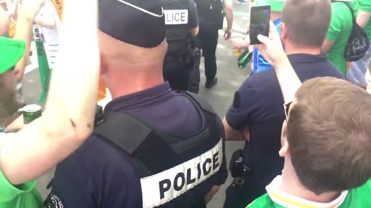 Des supporters irlandais draguent une policière française dans la rue ! Euro 2016