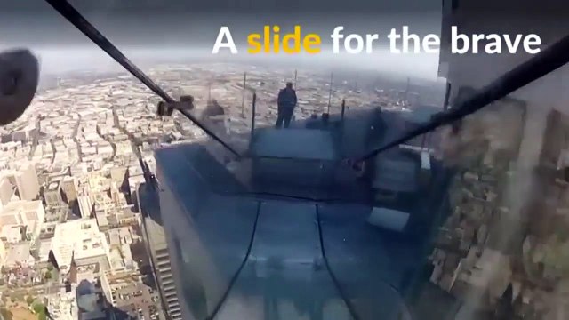Toboggan en verre au dessus du vide à 300m de haut à Los angeles