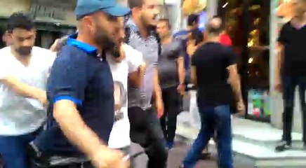 LGBTİ üyeleri gözaltına alındı polis görüntü alan gazetecileri engelledi