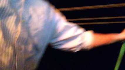 Ces journalistes passent à 2 doigts de la mort en s'approchant trop près des flammes