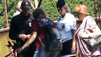 Полицейские сотрудники полиция разговаривают в парке с девушкой