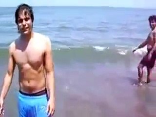شنا کردن مخفیانه چند دختر در شمال و شیطنت پسرها