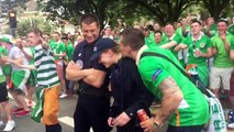 Des supporters irlandais draguent une policière française dans la rue