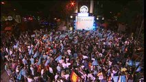Simpatizantes del PP celebran la victoria de su partido en la calle Génova
