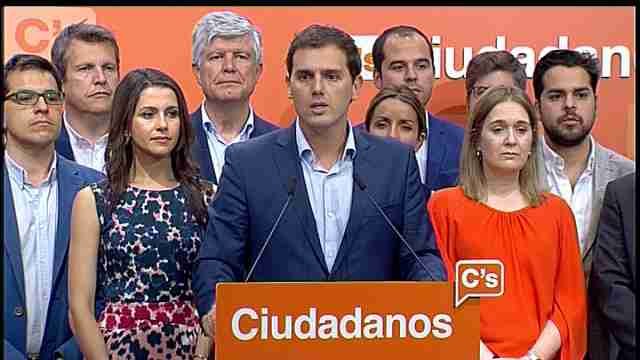 Rivera emplaza a PP y a PSOE a negociar ya mañana sin sillones por delante