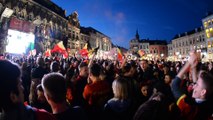 Soirée de folie sur la Grand Place de Mons suite à la victoire de la Belgique.