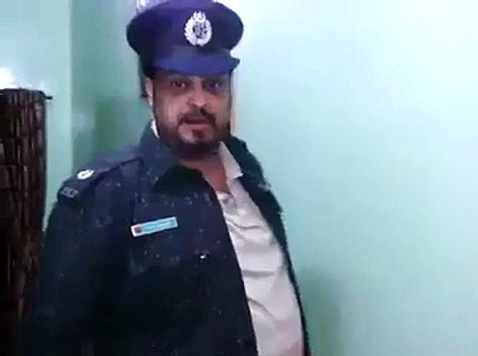 The Legend Amjad Sabri in lighter mood wearing Pakistan Police dress & Sings Yeh Andha kanoon hai - Video Dailymotion