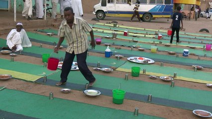 أهالي قرية النوبة يشاركون الإفطار مع عابري السبيل