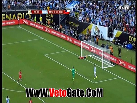 جونزالو هيجواين يهدر فرصة انفراد امام شباك تشيلى