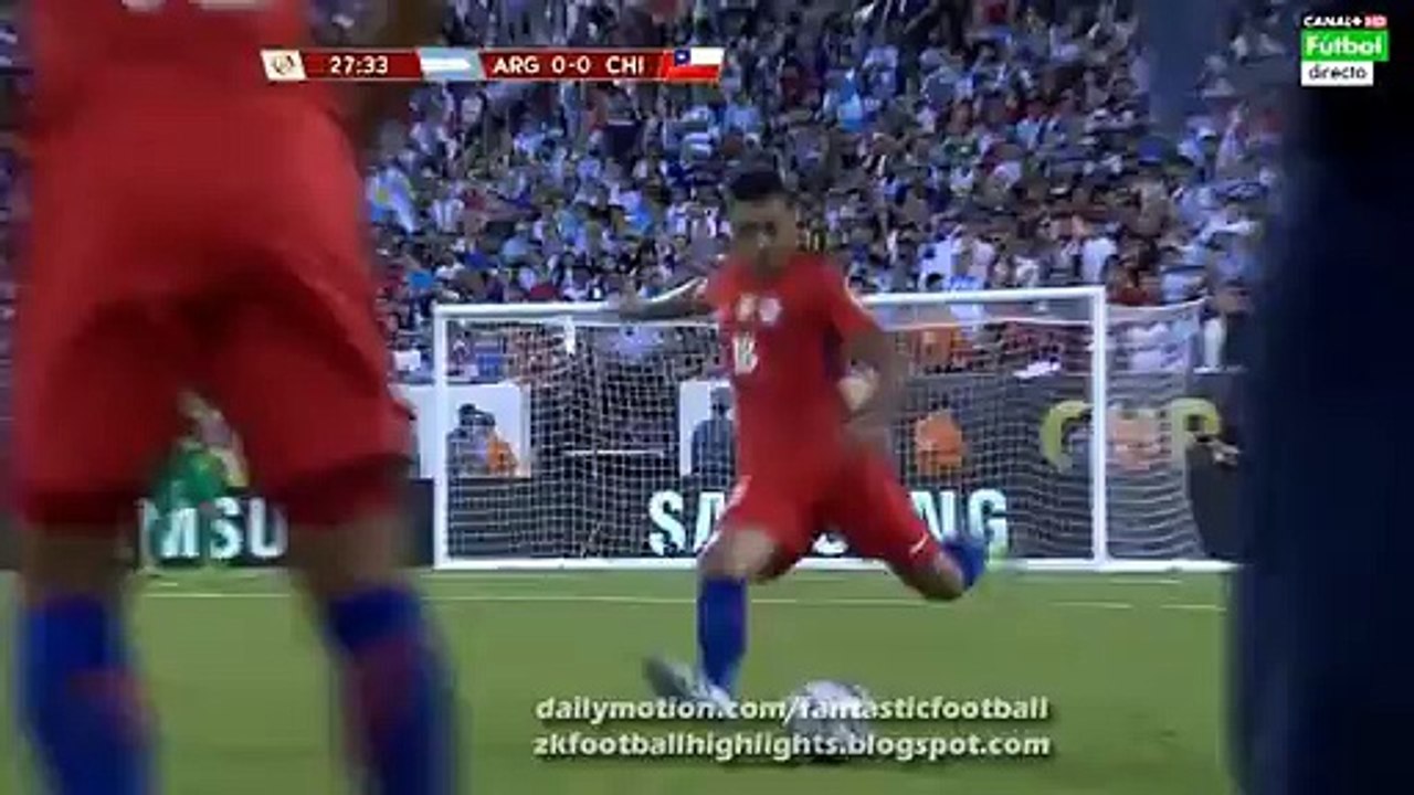 Marcelo Díaz horror Foul In Lionel Messi & Gets RED CARD - Argentina 1-0 Chile