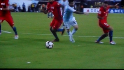 Lionel Messi Gets A Yellow For A Dive vs Chile!