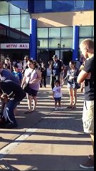 Policial imobiliza suspeita de forma diferente