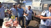 Argentinos y chilenos, unidos por la parrilla, antes de la final de la Copa América