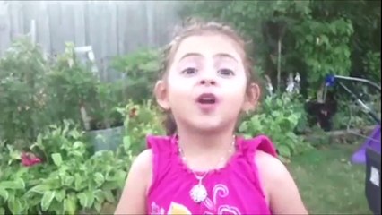 Cette fillette qui imite un cheval va vous faire mourir de rire