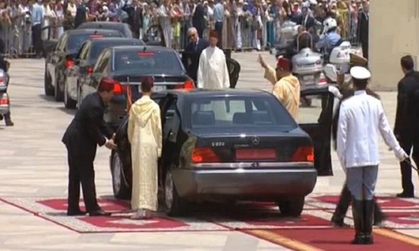 شاهد...أدب ولي العهد مولاي الحسن واحترامه لوالده جلالة الملك محمد السادس حتى في ركوب السيارة