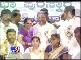 Woman kisses Karnataka CM Siddaramaiah in public - Tv9 Gujarati