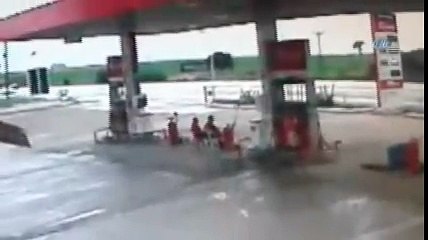 Otomobil Akaryakıt İstasyonuna Böyle Daldı