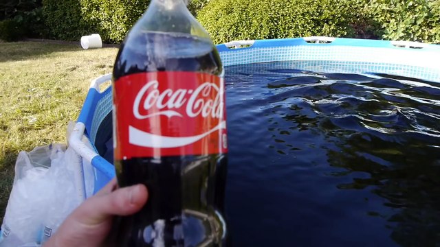 Piscine géante de 6000 litres de Coca-Cola... Plouf !