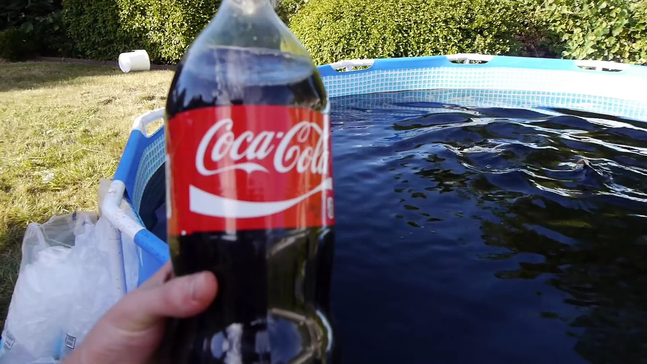 Piscine géante de 6000 litres de Coca-Cola... Plouf !