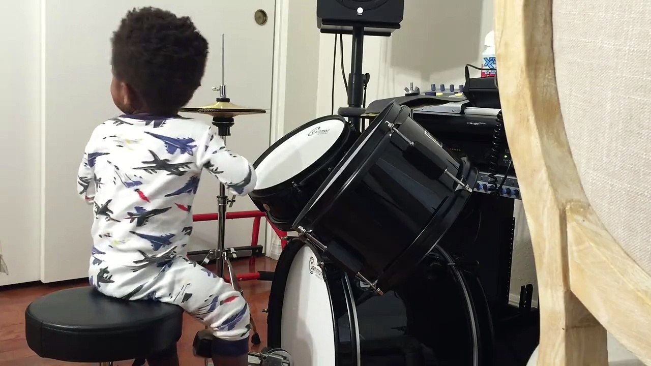 A 1an il joue de la batterie comme un chef et avec style ! Futur Travis Barker ?