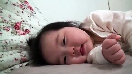 Clip em bé ngủ gật trông rất đáng yêu