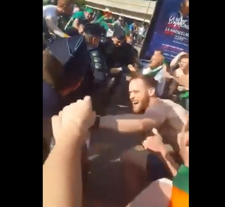 Des policiers français se prennent au jeu du chant des supporters irlandais.