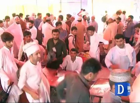 Hundreds of thousand Muslims sit in Itikaf in Lahore