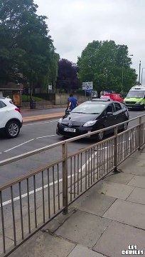 Un moniteur d'auto-école écrase volontairement son élève
