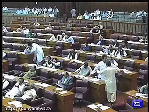 Dailague between Govt & Opposition on PIA privatization, Report by Shakir Solangi, Dunya News.