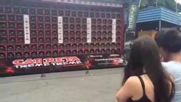 Il transforme un camion en mur d'enceinte géant. Dingue