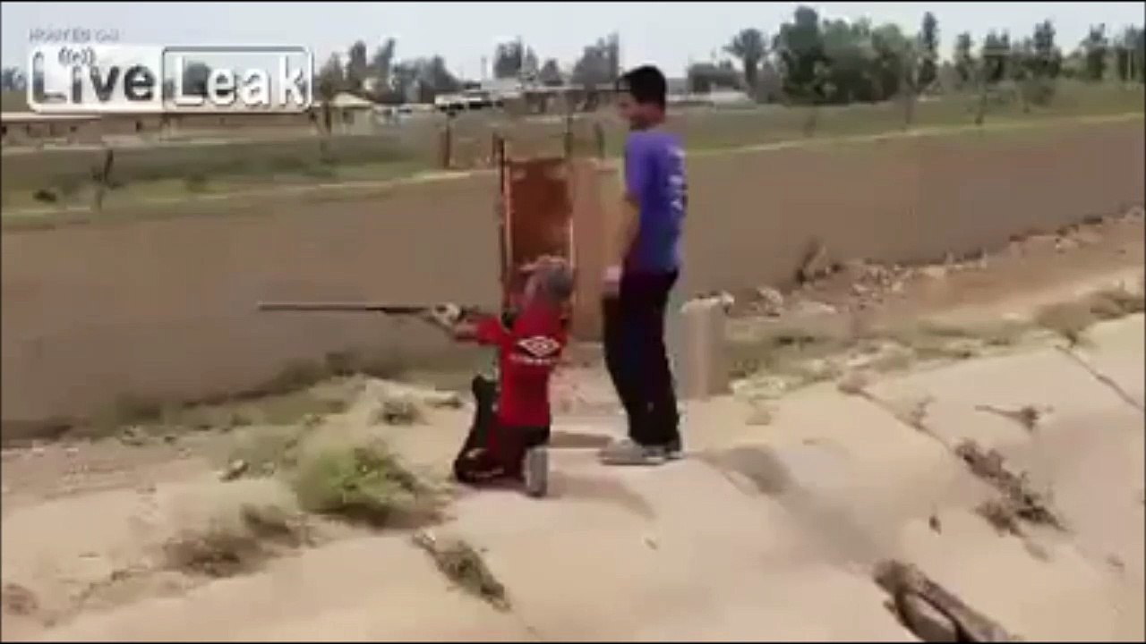 Un enfant s'amuse avec une arme... et c'est le FAIL