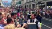 Un policier demande son compagnon en mariage à la Gay Pride de Londres