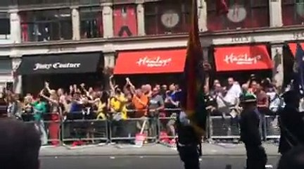 Un policier fait sa demande en mariage lors de la gay pride