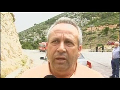Μαίνονται τα δύο μέτωπα στα Δερβενοχώρια. Υπό έλεγχο η φωτιά στο Λεοντάρι Αλιάρτου
