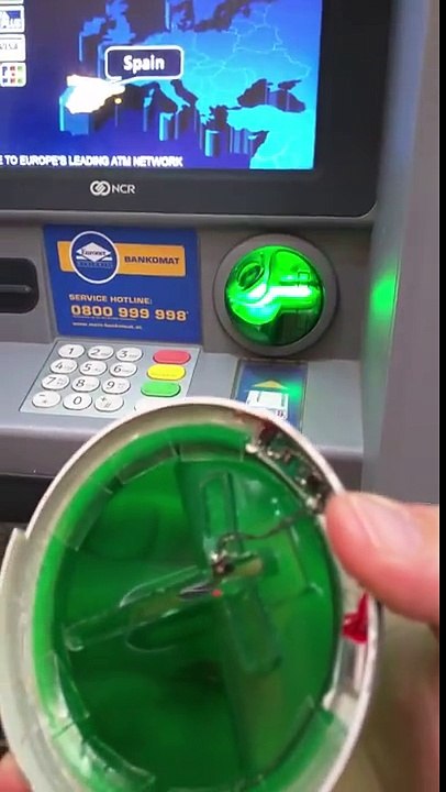 Un homme découvre un skimmer sur un distributeur automatique à Vienne