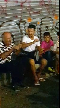 ŞARKI SÖYLERKEN KENDİNDEN GECEN DAYI