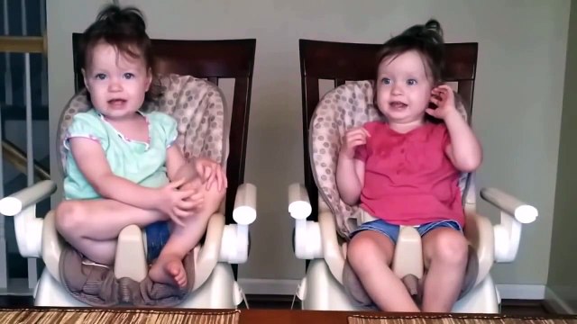 Весёлые близняшки отжигают под папину гитару )) Смеялся до слёз!