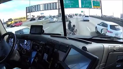 Водитель фуры помогает мотоциклисту )) Респект