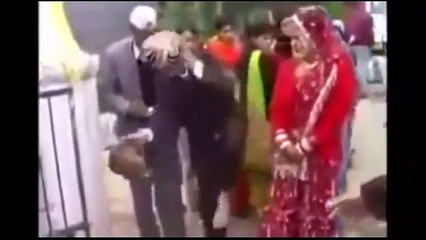 Gerdek Gecesi Heyecanı ile Yerinde Duramayan Damat -)