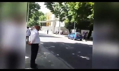 Protestë e pazakontë, i riu tenton të hidhet nga vinçi