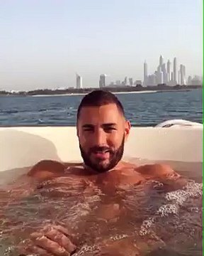 Karim Benzema va bien et il embrasse d'un jacuzzi ses fans