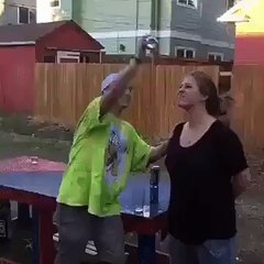 Il frappe accidentellement son amie en plein visage !