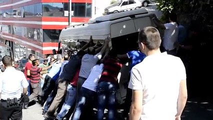 02082013 csurmeneli minibusun devrilmesine ilginc sekilde engel oldular zonguldak