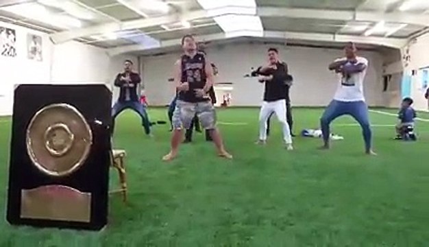 Le haka des Néo-Zélandais du Racing devant le Bouclier de Brennus