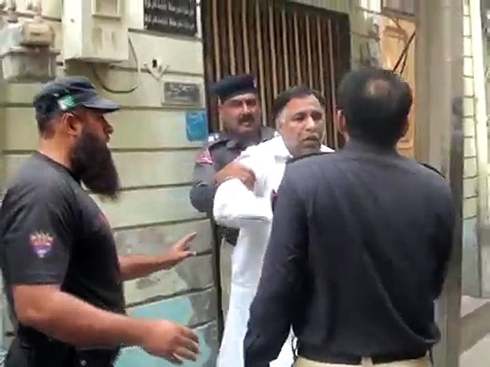Funny Police Raid in Pakistan 2016 funny police