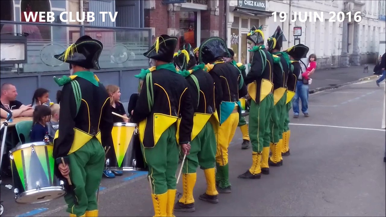 Quand les tambours Express vont à la rencontre des  habitants sur la grand'place de Saint-Amand-les-Eaux sa donne ça