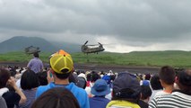 20150823平成２７年度富士総合火力演習　輸送ヘリコプターから車両を下ろす