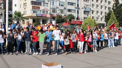 anıt önü halay çekiliyor