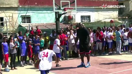 Shaquille O' Neal jugando en La Habana, Cuba con los niños