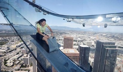 Skyslide, le toboggan transparent qui plonge dans Los Angeles !